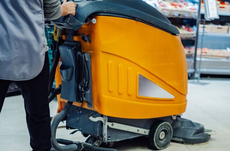 Z czego wynika przewaga, jaką leasing maszyn czyszczących może mieć nad kredytem firmowym?